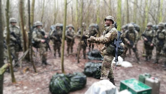 Feltøvelse som sergent. En del af jobbet som sergent er at undervise og instruere menige med vidt forskellig baggrund, og samtidigt gøre det i ekstreme situationer.